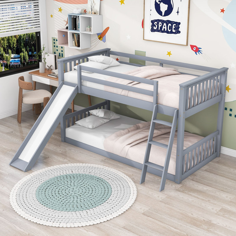 Lit superposé simple au-dessus d'un lit simple en bois avec glissière convertible et échelle, gris
