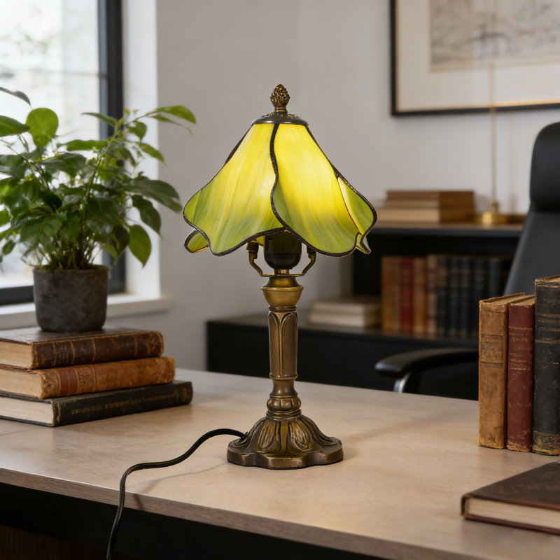 Lampe de table style Tiffany en pétales de verre vert, base en résine bronze antique, ampoule E26 chaude incluse, lampe d'appoint rétro