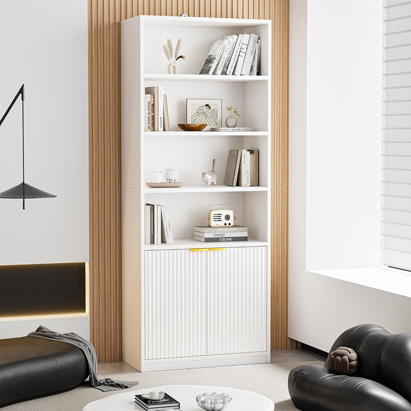 Cette grande bibliothèque dispose d'un système de rangement ouvert à 3 niveaux à hauteur réglable, d'un grand tiroir et d'une armoire à 2 portes avec une tablette réglable, offrant une solution idéale pour organiser et exposer des livres, des médias et des objets de collection.