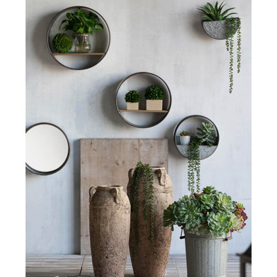 Enveloppant 5 pots de fleurs muraux en fer gris, avec des pochettes variées et des tablettes en bois pour des espaces de jardin captivants Ensemble en fer galvanisé gris, avec divers jardins personnalisés