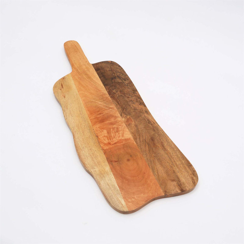 Planche à découper ondulée avec finition naturelle durable, parfaite pour les cuisines modernes et les repas