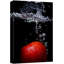 Pomme rouge vif dans l'eau sur toile-348189384-348189385