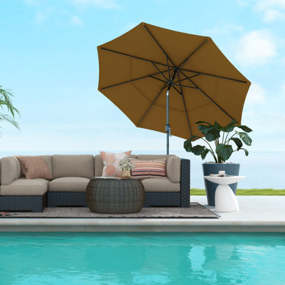 Parasol de patio extérieur à 3 niveaux de 9 pi avec manivelle, inclinaison à bouton-poussoir et plateau ventilé pour une stabilité et une ombre améliorées