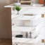Table de couture pliable blanche de 57,5 po avec roulettes verrouillables, station de bricolage avec tablette réglable et plateau rabattable pour machine à coudre, chambre de bricolage et chambre à coucher