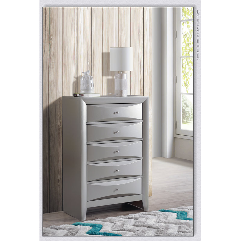 Commode Marilla G1503-CH avec tiroirs durables et élégante finition champagne argenté, parfaite pour les chambres à coucher modernes