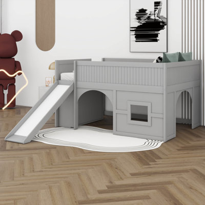 Lit mezzanine double pleine grandeur avec glissade et tablettes de rangement, lit en bois pour château avec porte et fenêtre, échelle et garde-corps