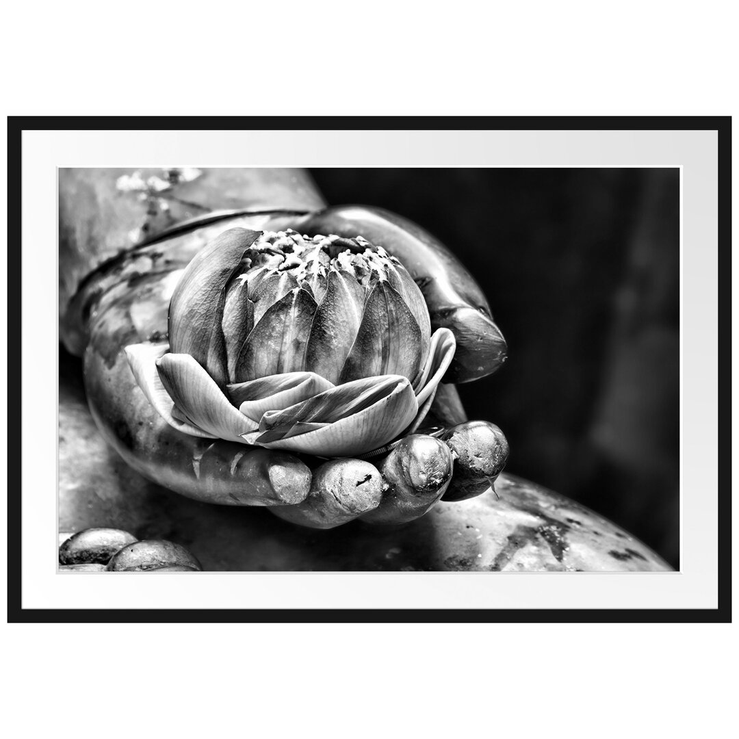 Gerahmtes Poster Lotus auf der Hand eines Buddhas