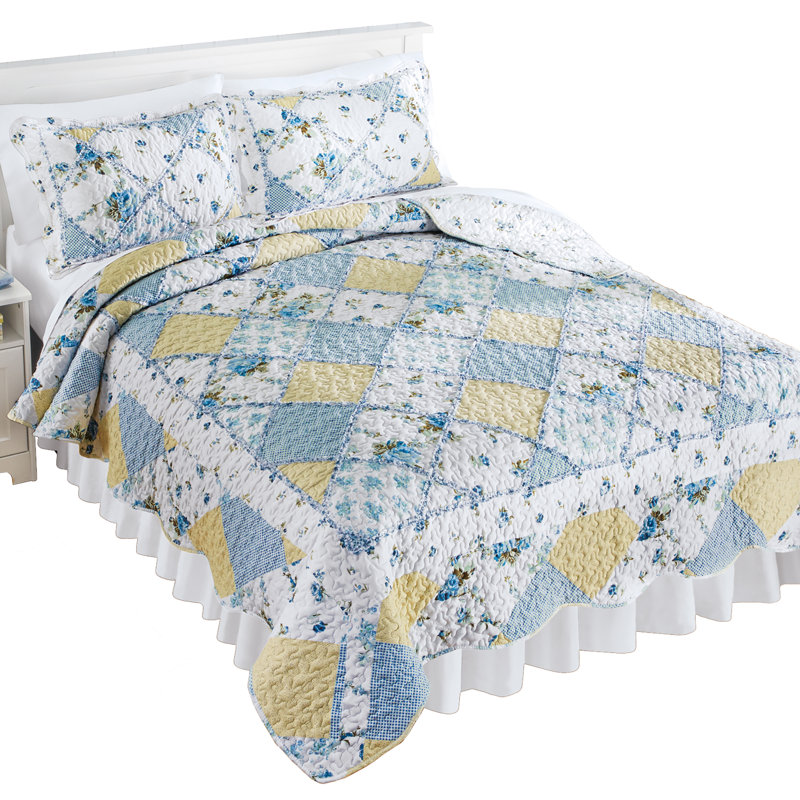 Reversible Trellis Design Scalloped Edge Quilt, King Quilt