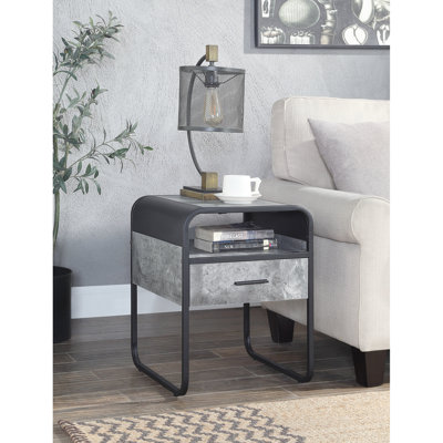 Table de bout en béton gris et noir avec glissières en métal lisse et espace de rangement pratique et élégant