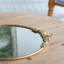 Plateau à miroir rond 19 po x 16 po x 1 po avec cadre en fer doré et détails floraux complexes