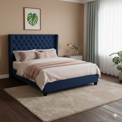 Le grand lit actuel bleu marine, doté d'un cadre rembourré avec des accents en tissu et capitonnés, est conçu dans un style à oreilles pour la chambre à coucher.