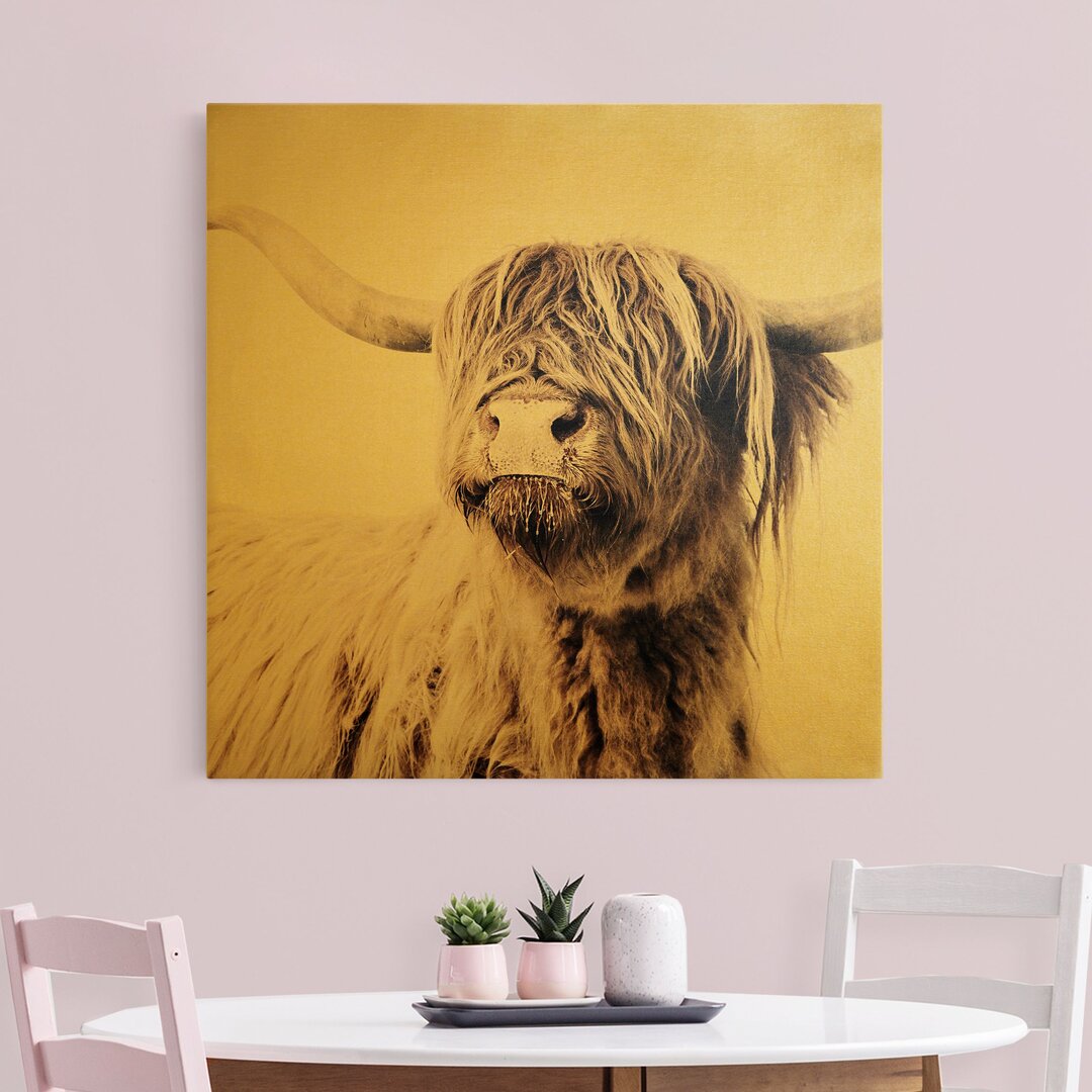 Leinwandbild "Frida Highland Cattle" in Gold von Monika Strigel