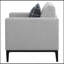 Chaise à dossier coussiné gris clair
