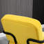 Fauteuil de salon jaune avec revêtement en velours et pieds en acier robustes