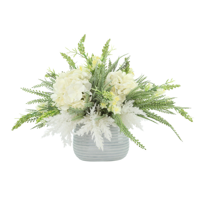 Hortensias, pampas et fougères disposés dans un pot en céramique