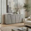Grand buffet gris avec plateau laqué et structure en acacia brossé
