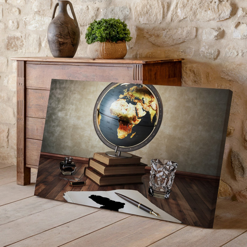 Toile, scène d'étude doucement éclairée avec art mural rétro en forme de globe illuminé mettant en vedette les Continents d'Afrique