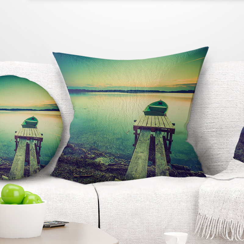 Pier and Boat in Vintage Lake - Coussin imprimé bateaux, 16 po x 1 po, Coussin décoratif