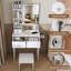 Bureau de coiffeuse avec miroir à DEL, tiroirs, tablettes ouvertes et fauteuil-134676606