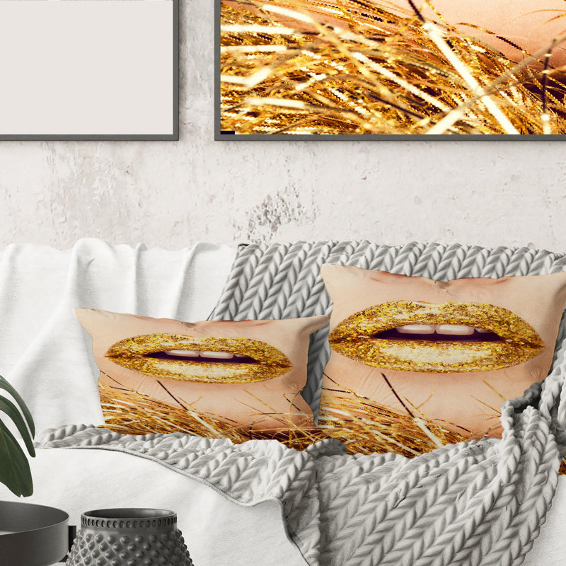 Gros plan sur la housse de coussin carrée Golden Insert Lips I, 16" x 16"