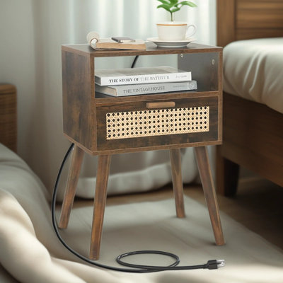 Table de chevet moderne Mid-Century avec station de charge, table d'appoint en rotin à 2 niveaux avec tiroir pour la chambre à coucher et le salon, fabrication en bois massif