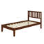 Lit plateforme simple en bois avec tête de lit et support en lattes de bois-114346462
