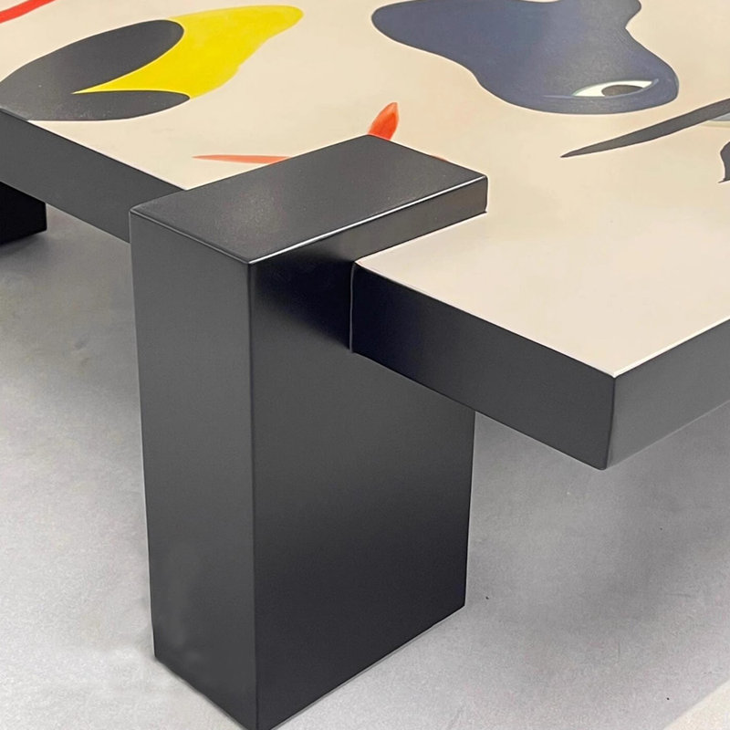 Table basse style graffiti de style médiéval, H 14 po x L 31,5 po x l 31,5 po