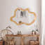 Miroir mural de forme irrégulière avec cadre en bois naturel
