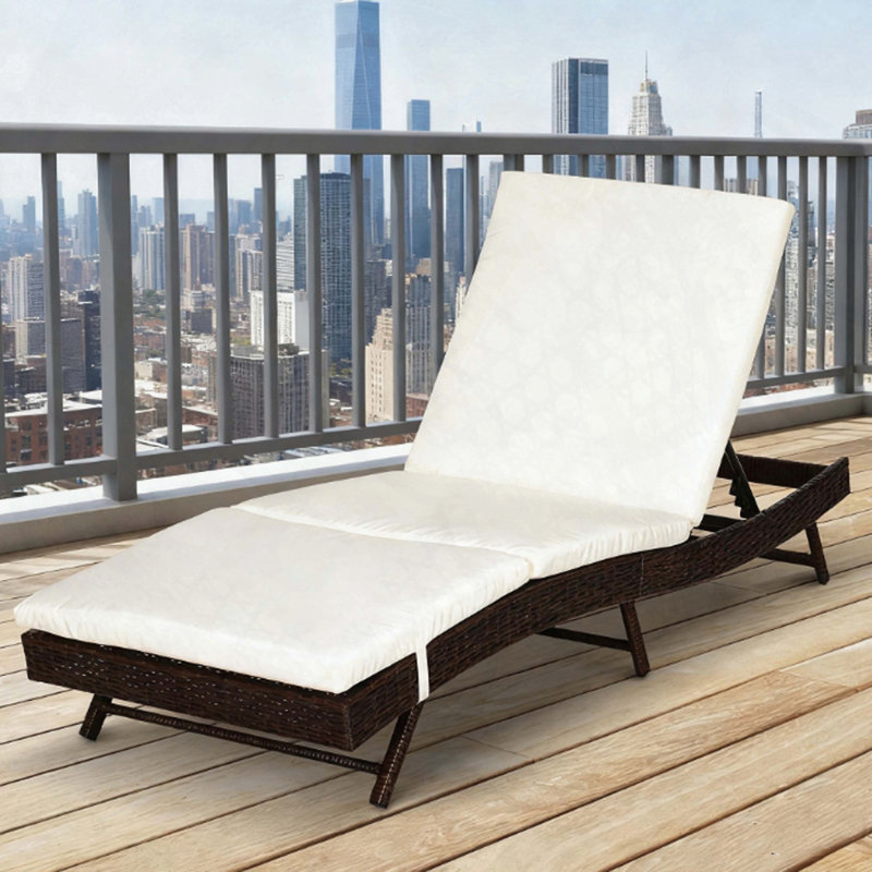 Chaise longue en rotin PE avec coussin et dossier inclinable à 5 positions