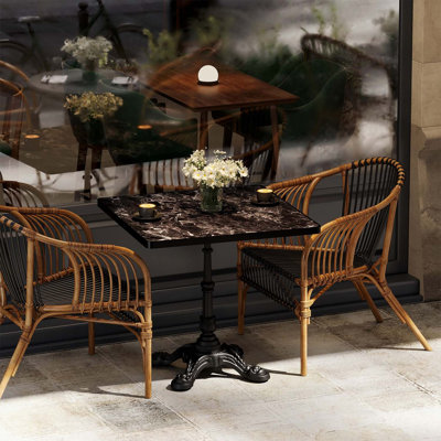 Table carrée en marbre fritté d'aspect marbre avec base en fonte robuste pour une utilisation polyvalente au bistro, au café, au bar et à la maison