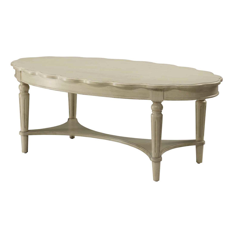 Table basse blanche antique avec étagère inférieure pour ranger des objets personnels, style traditionnel en bois, dans une maison modèle