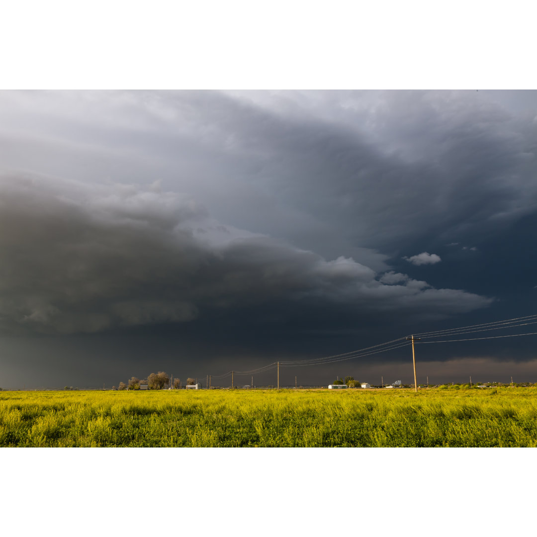 Massiver bedrohlicher Sturm von BeyondImages - Druck auf Leinwand ohne Rahmen