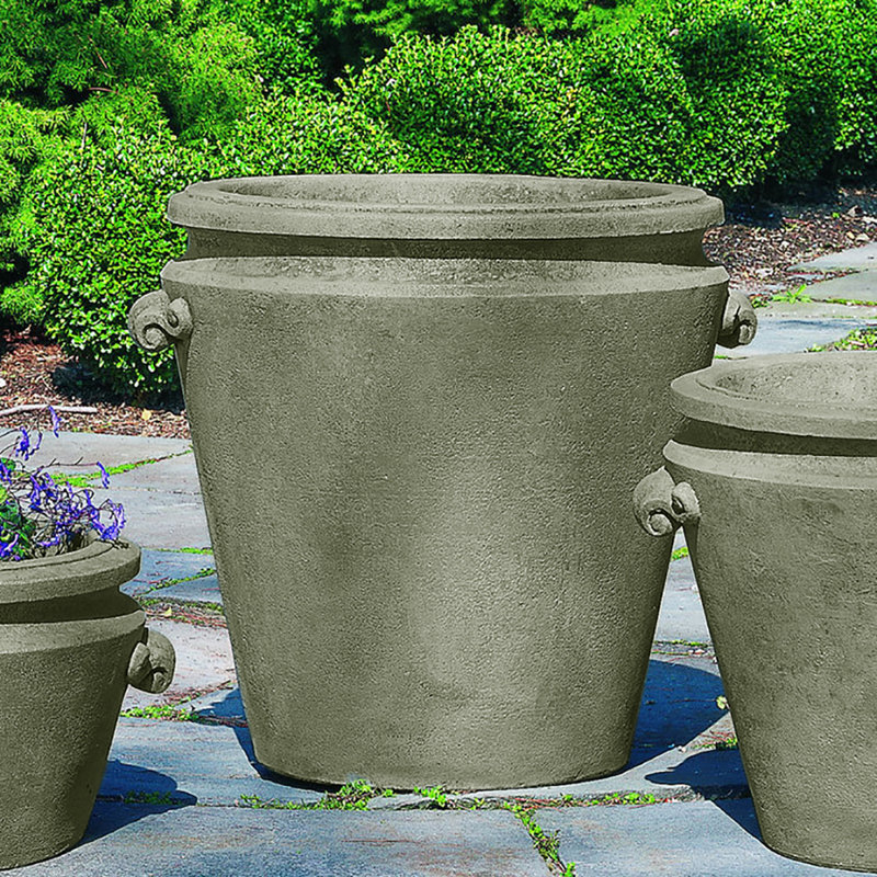 Pot de fleurs en pierre moulée Scroll Handle, H 25 po x l 26,5 po x P 23,5 po, Pietra Vecchia