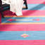 Tapis rose / bleu / jaune en coton tissé à plat à la main Danely-811111621