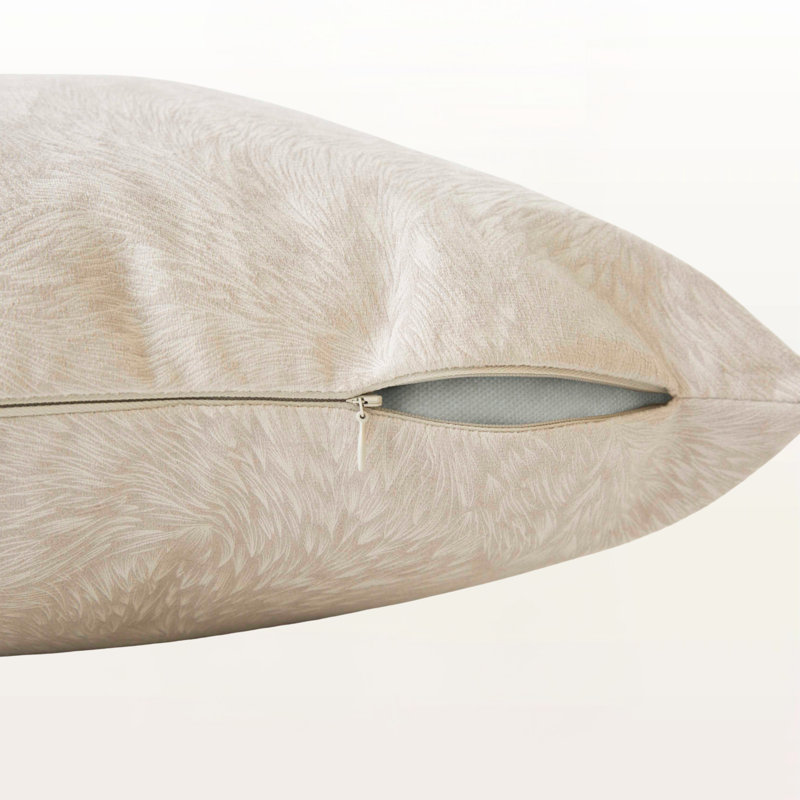 Coussin décoratif en velours à plumes beige Sergé, H 17,75 po x l 17,75 po x P 5,85 po