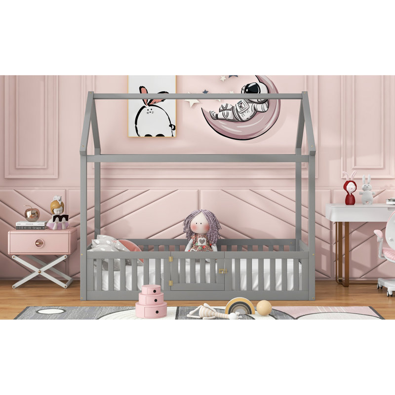 Lit simple gris avec clôture et porte - Structure en pin, gris et blanc