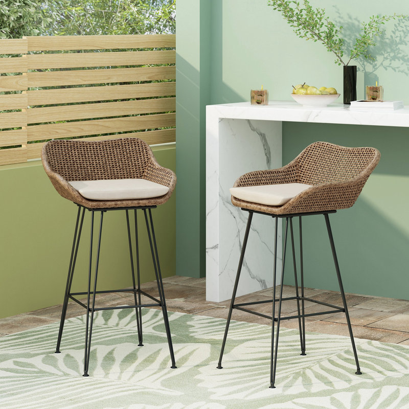 Tabourets de bar 29,25 po en osier et fer à dossier bas avec coussin beige (ensemble de 2)