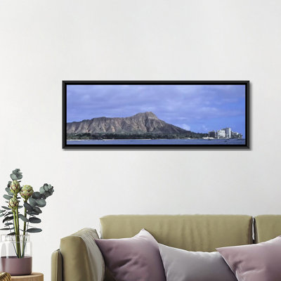 Immeubles avec une montagne à l’arrière-plan, diamond head, honolulu, oahu, hawaii, usa-reproduction de photo sur toile enroulée