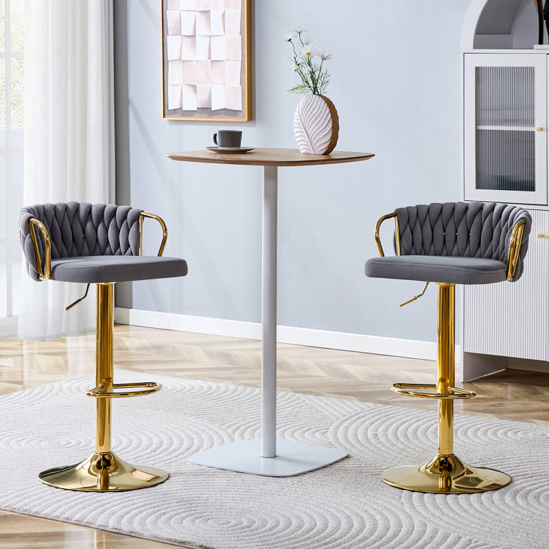 Tabouret de bar rotatif moderne en velours avec dossier sculpté tressé, tabouret de comptoir à hauteur réglable avec base en piédestal doré et ensemble de 2 sièges rembourrés