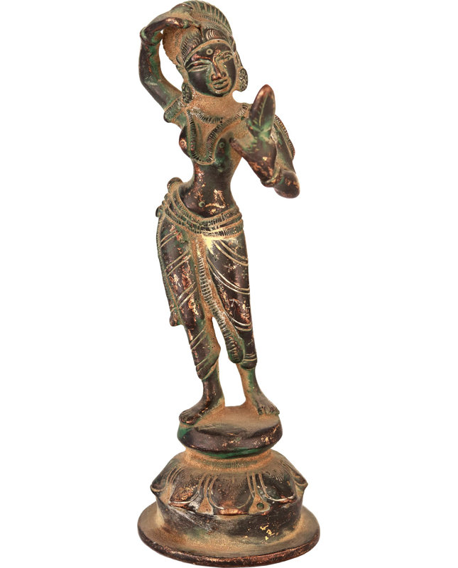 Une jeune femme appliquant une figurine de vermillon