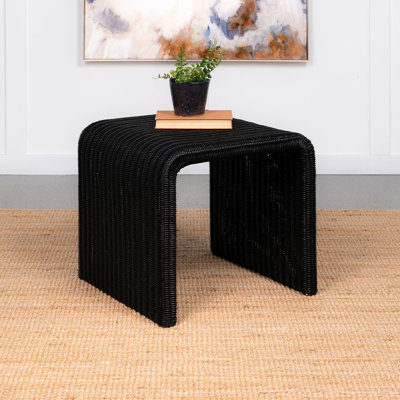 Table de bout carrée en noir, texture tissée, look rétro, silhouette en forme de U, pour divers espaces de vie noirs avec un design des années 1970, différentes zones