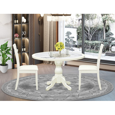 L'ensemble de table de salle à manger moderne 3 pièces comprend une table de salle à manger avec plateau en marbre veiné et 2 chaises en similicuir blanc lin, blanc lin