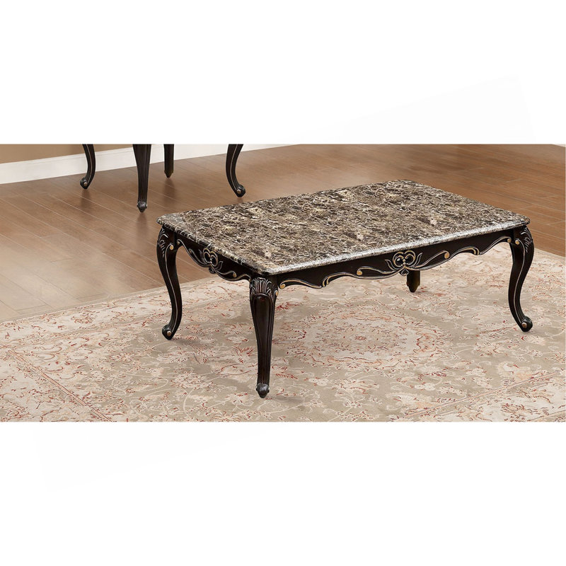 Table basse de style transitionnel, plateau en marbre, pieds cabriole, détails courbés dorés, finition en noyer foncé