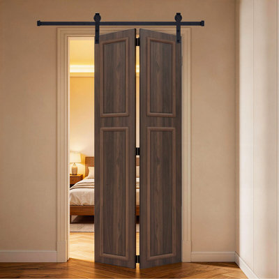 Série 18 28 po x 80 po Porte pliante en panneau de fibres à densité moyenne à 2 panneaux de 3/4 couleur noyer avec quincaillerie de porte de grange