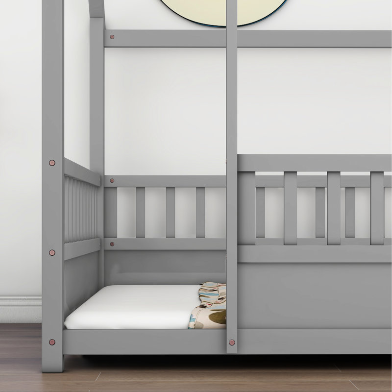 Lit gris en bois avec toit pratique et clôture en bois de pin, Gris