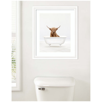 «Highland Cow Solo Bathaign» par Amy Peterson, reproduction d'art encadrée