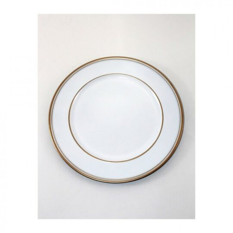 Plat blanc avec bords dorés