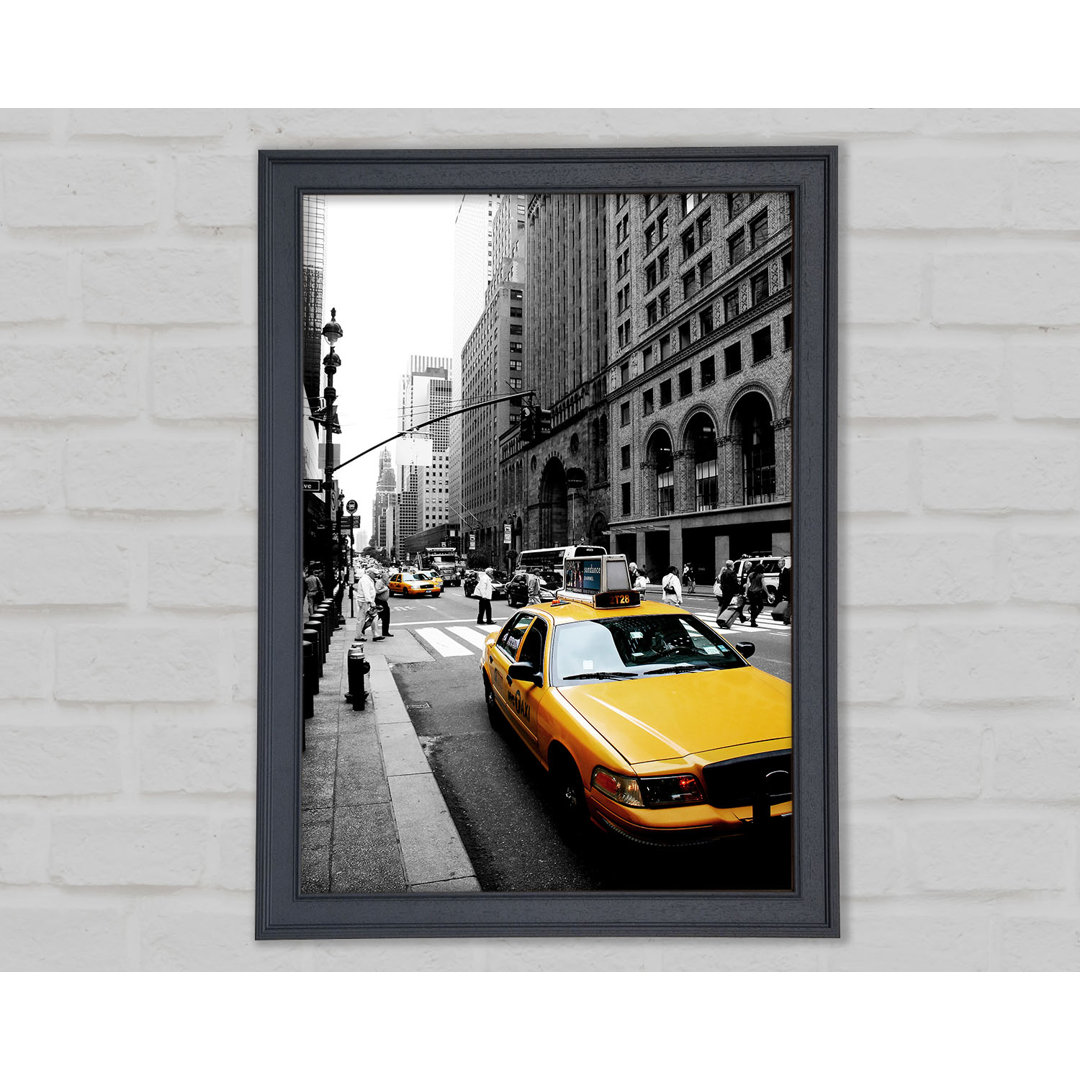 Gerahmtes Poster New York City Yellow Taxi Cab auf Schwarz/Weiß