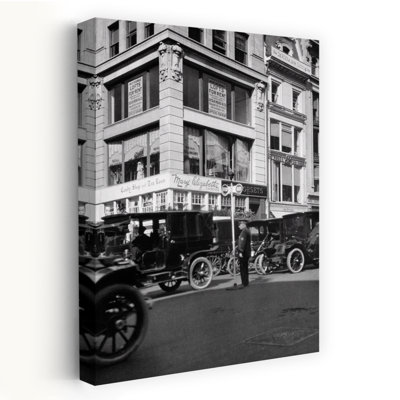 1910S A Policeman Controls Traffic On Fifth Avenue Before Wwi Using A Hand Operated Semaphore Signal New York City Usa Classic Retro Vintage City W...