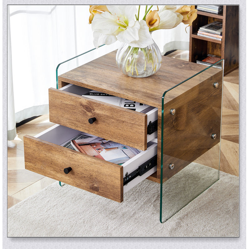 Table de chevet à double tiroir. La surface du panneau est en panneau de fibres à densité moyenne avec un autocollant de grain de bois, et les deux côtés sont en verre trempé transparent. La conception est simple et élégante, avec d'excellentes fonctions de rangement.